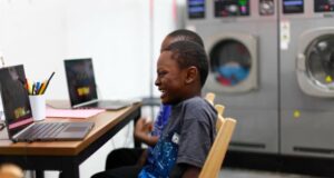 Les enfants apprennent aussi dans les laveriesC'est comme celà que l'on peut découvrir Bibliothèques sans frontières