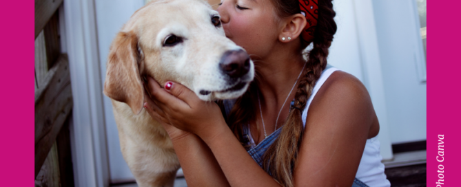 Photo Canva d'une femme en train d'embrasser son chien. Fond rose fuchsia aux couleurs de la Ligue avec le titre de l'article + le logo de la Ligue (un sourire sur fond rose) en haut à gauche. Animaux et optimisme.