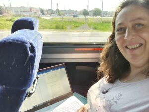 Nathalie Bagadey dans le bus, son ordinateur allumé sur ses genoux. Mieux vaut fait que parfait et optimisme